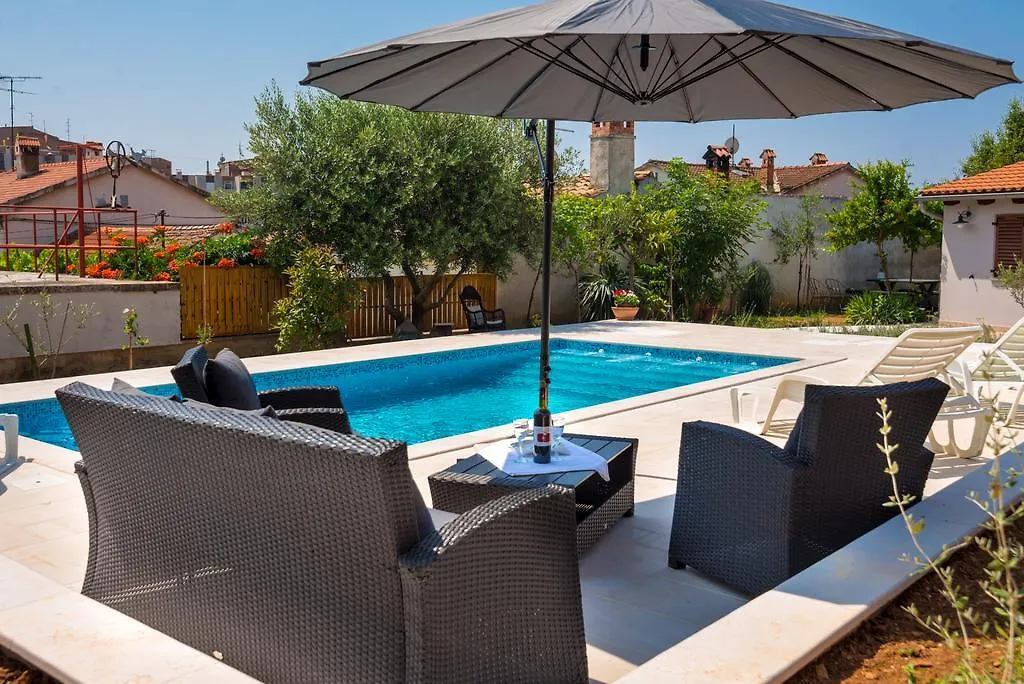 Apartments With Pool 992 Pula